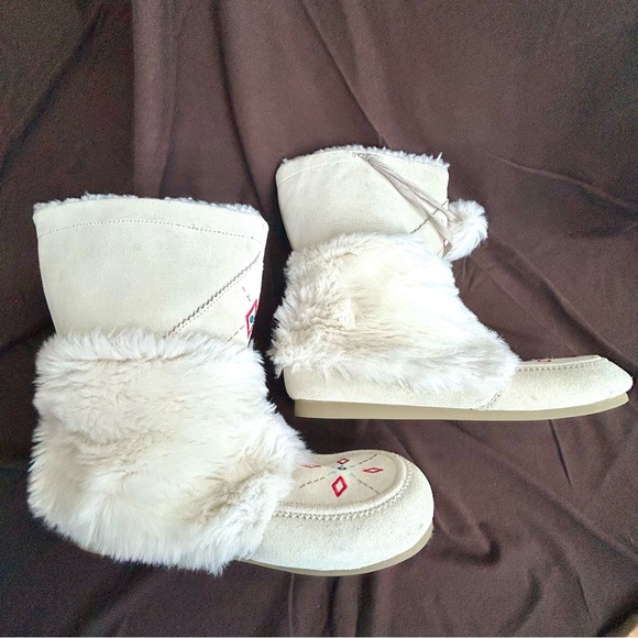Airwalk White Fur-Lined Winter Boots - Picture 10 of 16